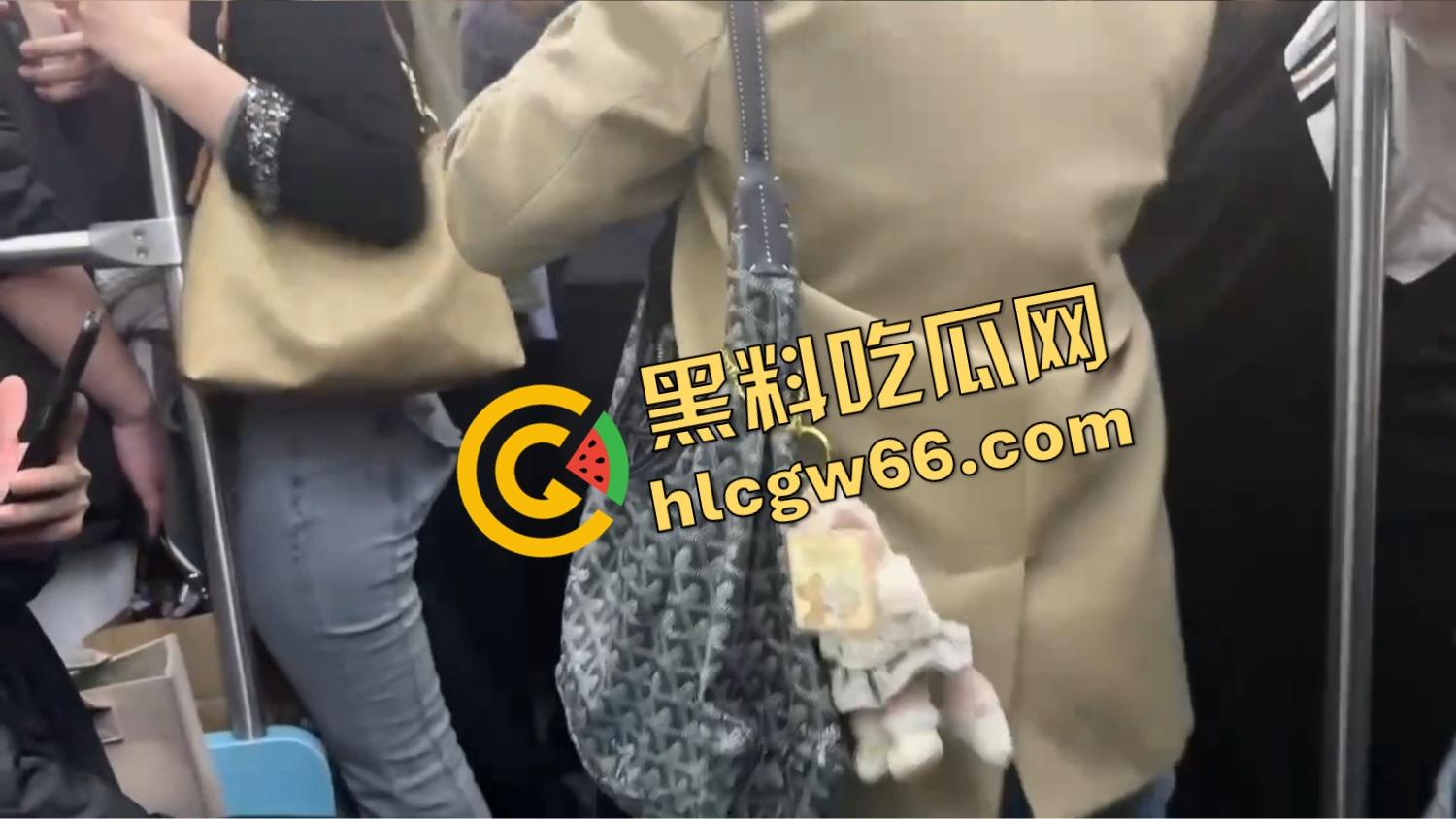 北京地铁飞机哥裤链一拉当场开演，结果精液飙偏射人屁股，妹子一边哭一边喊变态！  第11张