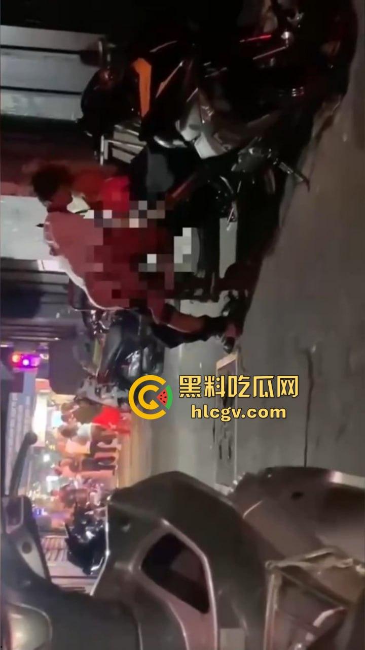 酒吧门口铁板车上的车震!网友冒死偷拍最后一摔直接笑出声,车都翻了还操个屁啊!这硬都硬不起来了吧! 第7张 酒吧门口铁板车上的车震!网友冒死偷拍最后一摔直接笑出声,车都翻了还操个屁啊!这硬都硬不起来了吧! 第7张