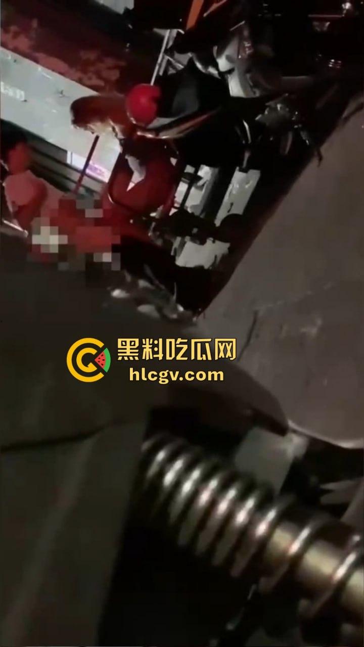 酒吧门口铁板车上的车震!网友冒死偷拍最后一摔直接笑出声,车都翻了还操个屁啊!这硬都硬不起来了吧! 第9张 酒吧门口铁板车上的车震!网友冒死偷拍最后一摔直接笑出声,车都翻了还操个屁啊!这硬都硬不起来了吧! 第9张