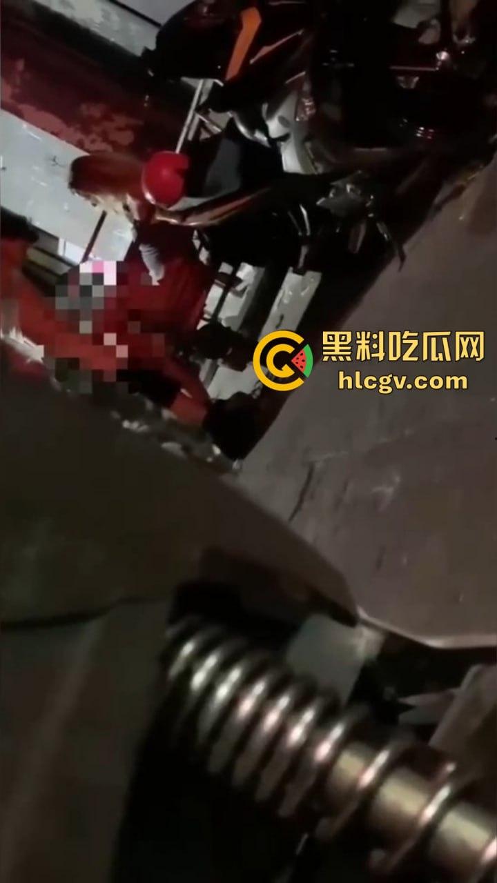 酒吧门口铁板车上的车震!网友冒死偷拍最后一摔直接笑出声,车都翻了还操个屁啊!这硬都硬不起来了吧! 第10张 酒吧门口铁板车上的车震!网友冒死偷拍最后一摔直接笑出声,车都翻了还操个屁啊!这硬都硬不起来了吧! 第10张