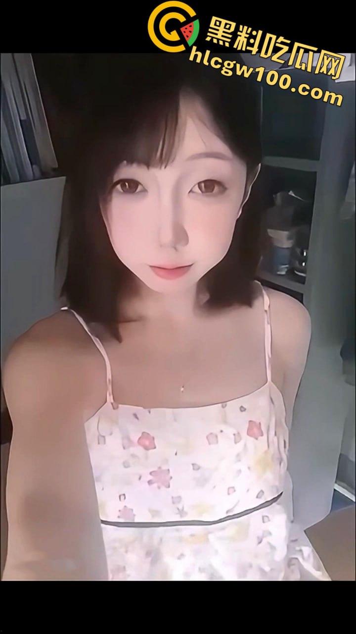 湖北19岁反差精神小妹【邵丽燏】被土豪大肆网调视频曝光，给主人拍内裤拍逼完成任务！  第5张