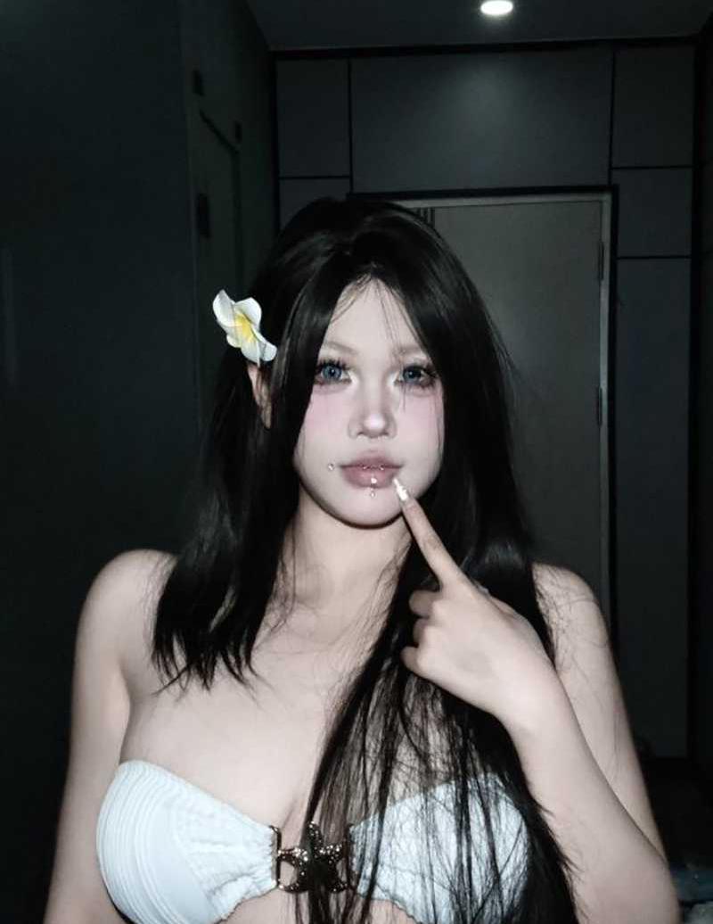 广州巨乳母狗【林素莹】 性爱视频泄露，天然大奶性感肥臀身材火辣，炮友乳钉调教，淫荡母狗一枚！  第2张