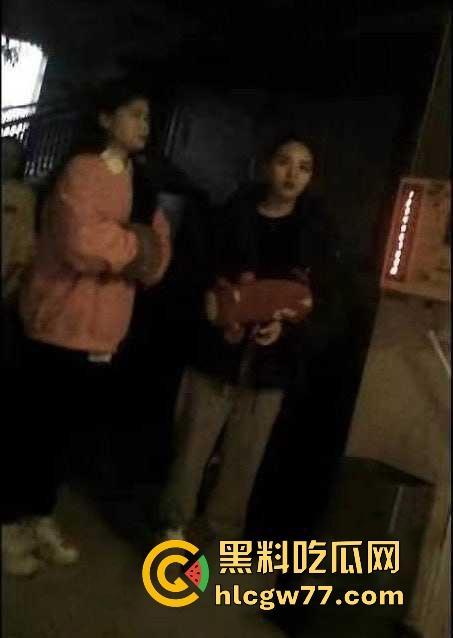 踏马是个人才啊，拿鱼换炮！两个钓鱼佬拿钓的鱼去找街边快餐店换炮，还真被他换到了！  第4张