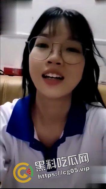 宜春二中女高中生破处现场！两个吊毛骗她两万块草一次  筋膜枪都用上了 妹妹被搞哭了 第2张