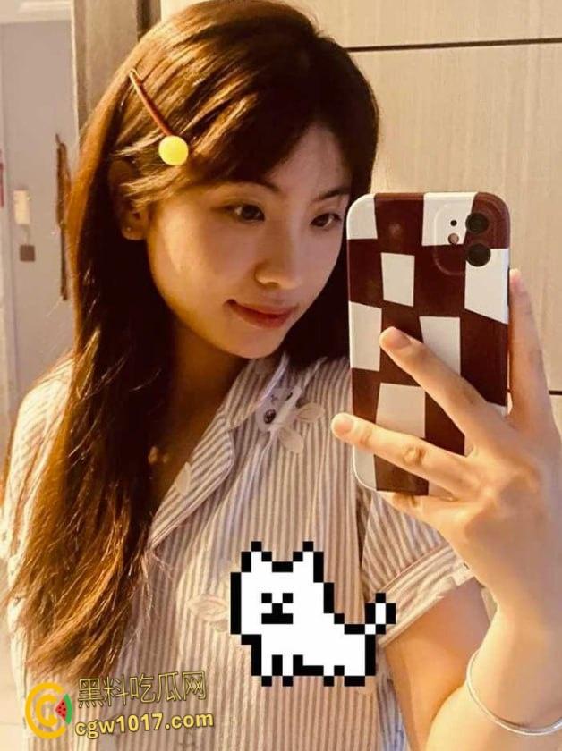 莆田青涩少女【张雨涵】遭男友蒙骗拍淫片，羞涩露奶玩自拍，穿粉裙白丝挨操只敢低声娇喘，淫性有待开发啊！  第1张