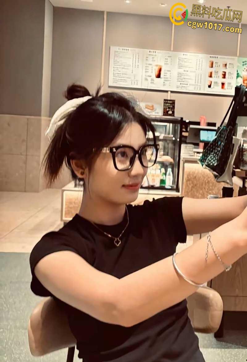 莆田青涩少女【张雨涵】遭男友蒙骗拍淫片，羞涩露奶玩自拍，穿粉裙白丝挨操只敢低声娇喘，淫性有待开发啊！  第2张