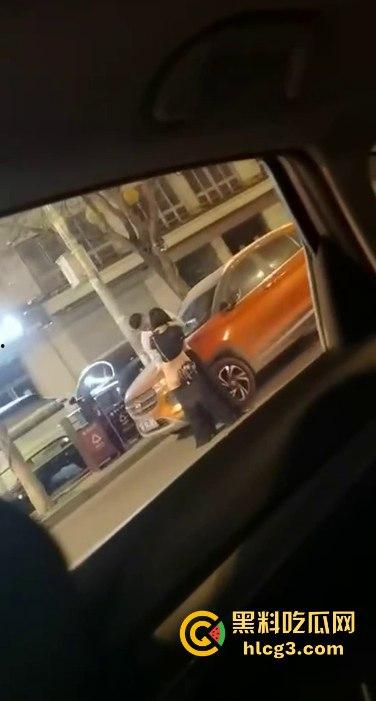 只有更骚 没有最骚！这饥渴到什么程度？情侣公路边倚靠车旁 公共场合脱衣扣穴！  第1张