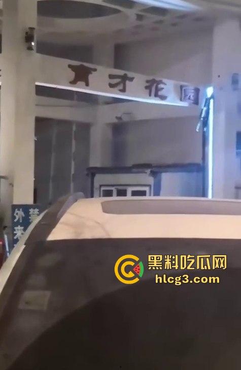 只有更骚 没有最骚！这饥渴到什么程度？情侣公路边倚靠车旁 公共场合脱衣扣穴！  第2张