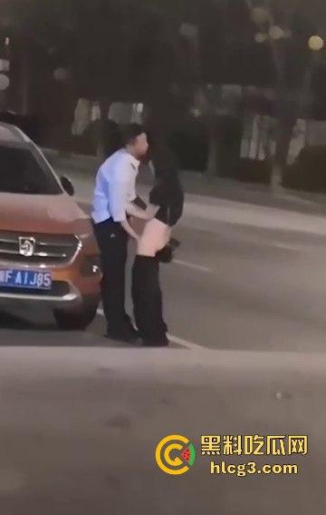只有更骚 没有最骚！这饥渴到什么程度？情侣公路边倚靠车旁 公共场合脱衣扣穴！  第3张