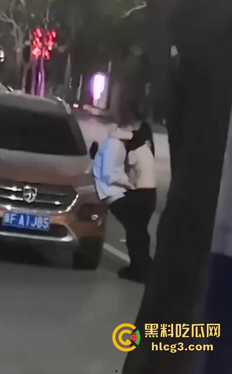 只有更骚 没有最骚！这饥渴到什么程度？情侣公路边倚靠车旁 公共场合脱衣扣穴！  第5张