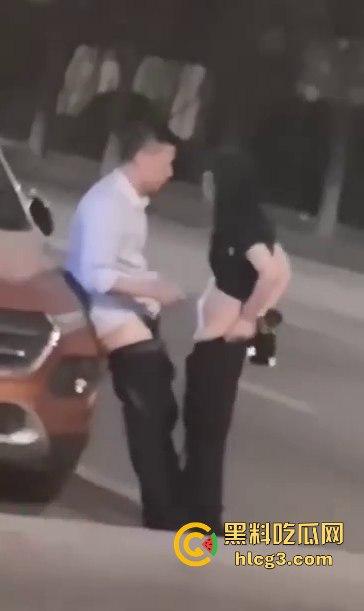 只有更骚 没有最骚！这饥渴到什么程度？情侣公路边倚靠车旁 公共场合脱衣扣穴！  第7张