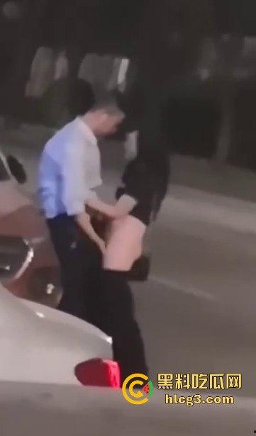 只有更骚 没有最骚！这饥渴到什么程度？情侣公路边倚靠车旁 公共场合脱衣扣穴！  第8张