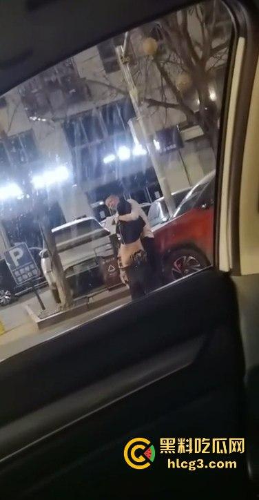 只有更骚 没有最骚！这饥渴到什么程度？情侣公路边倚靠车旁 公共场合脱衣扣穴！  第9张