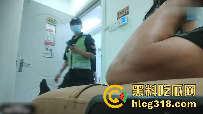 足浴店加钱操女技师，中途警察闯入直接吓软，吓的技师不敢脱衣服，直接掰开热裤无套插入！  第3张