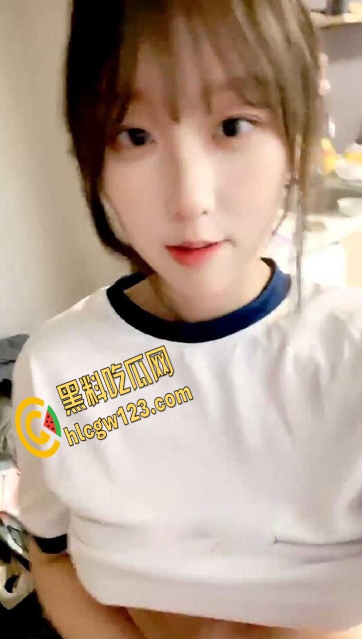 童颜巨乳猫系女友【喵萝莉】，高颜值学生装脸穴同框展示娇嫩身材 ，先撸为敬了！  第1张