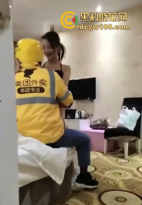 带着女友跟性感闺蜜勾引美团外卖员群交，外卖停止接单了从酒店干到KTV内容刺激又真实太疯狂了！  第5张