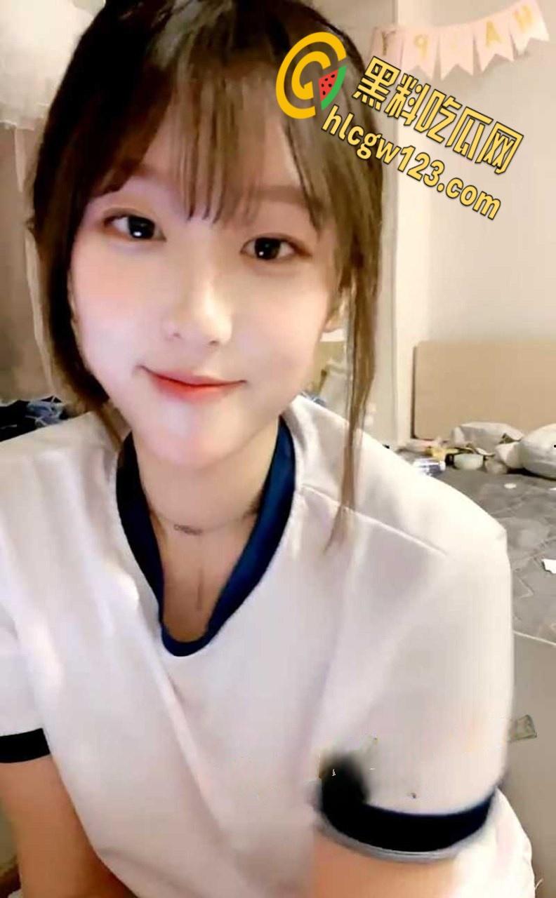 童颜巨乳猫系女友【喵萝莉】，高颜值学生装脸穴同框展示娇嫩身材 ，先撸为敬了！  第3张