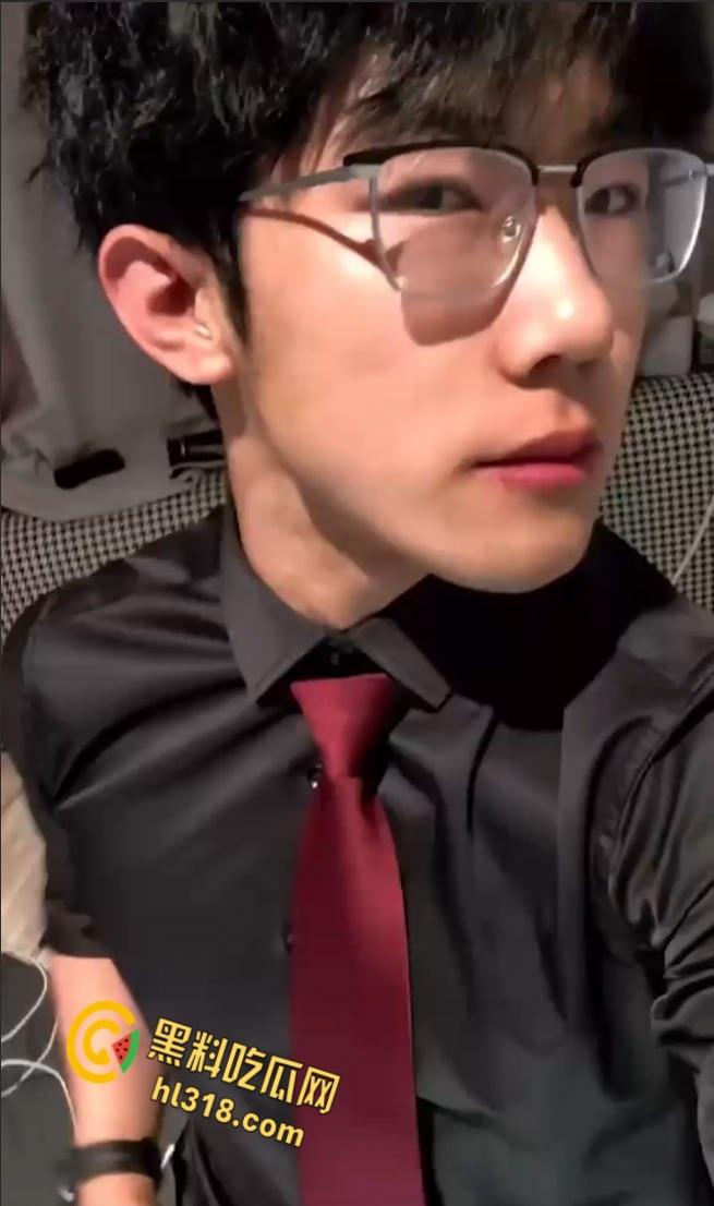 抖音肌肉猛男网红【友哥】，富婆定制撸管视频曝光，面对镜头带上标志性的墨镜，开始激情撸管 ！  第3张