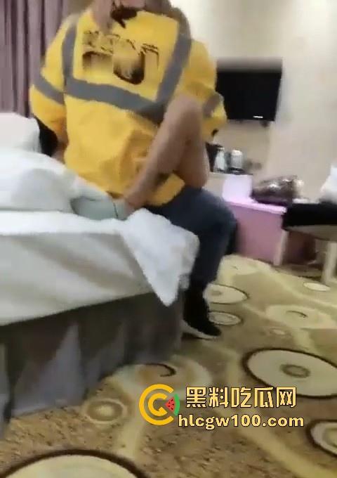 带着女友跟性感闺蜜勾引美团外卖员群交，外卖停止接单了从酒店干到KTV内容刺激又真实太疯狂了！  第6张