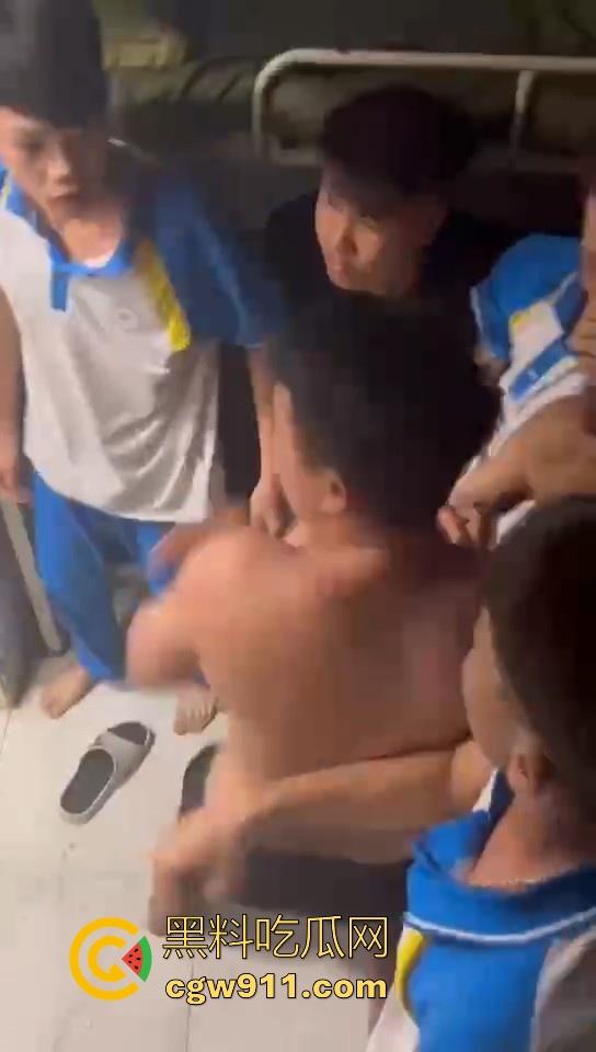 某职业学校宿舍爆发大型战斗,现场极其混乱,都是精神小伙拳拳到肉,感觉不到疼痛,堪称少林十八铜人! 第3张 某职业学校宿舍爆发大型战斗,现场极其混乱,都是精神小伙拳拳到肉,感觉不到疼痛,堪称少林十八铜人! 第3张