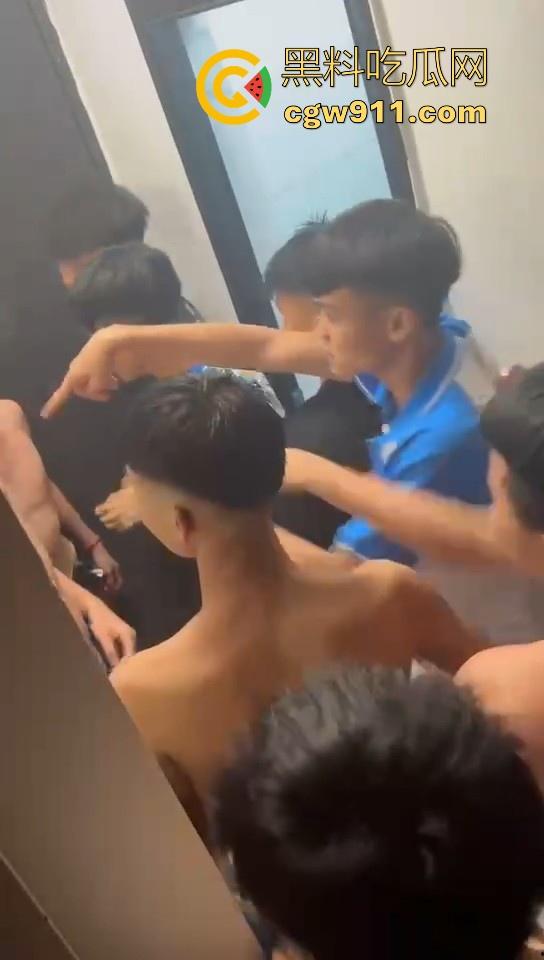 某职业学校宿舍爆发大型战斗,现场极其混乱,都是精神小伙拳拳到肉,感觉不到疼痛,堪称少林十八铜人! 第4张 某职业学校宿舍爆发大型战斗,现场极其混乱,都是精神小伙拳拳到肉,感觉不到疼痛,堪称少林十八铜人! 第4张