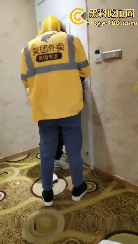 带着女友跟性感闺蜜勾引美团外卖员群交，外卖停止接单了从酒店干到KTV内容刺激又真实太疯狂了！  第10张