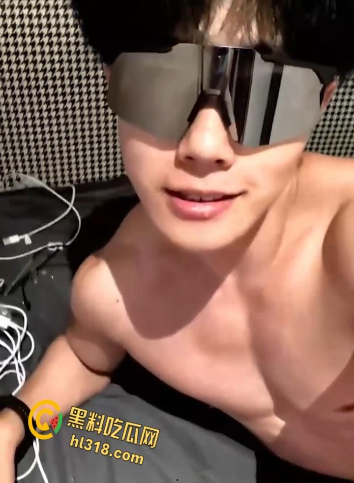 抖音肌肉猛男网红【友哥】，富婆定制撸管视频曝光，面对镜头带上标志性的墨镜，开始激情撸管 ！  第6张