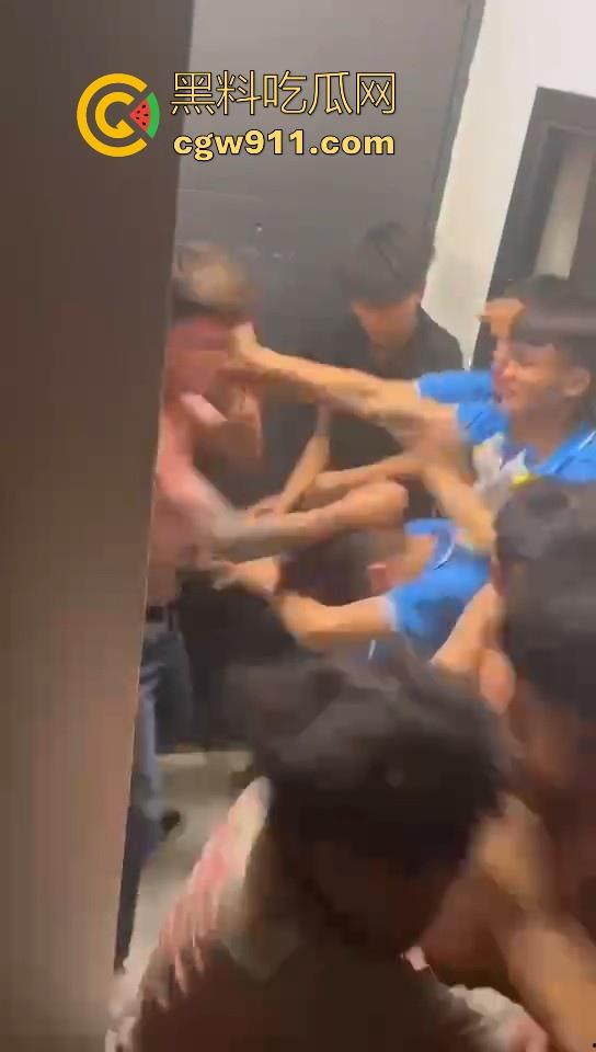 某职业学校宿舍爆发大型战斗,现场极其混乱,都是精神小伙拳拳到肉,感觉不到疼痛,堪称少林十八铜人! 第7张 某职业学校宿舍爆发大型战斗,现场极其混乱,都是精神小伙拳拳到肉,感觉不到疼痛,堪称少林十八铜人! 第7张