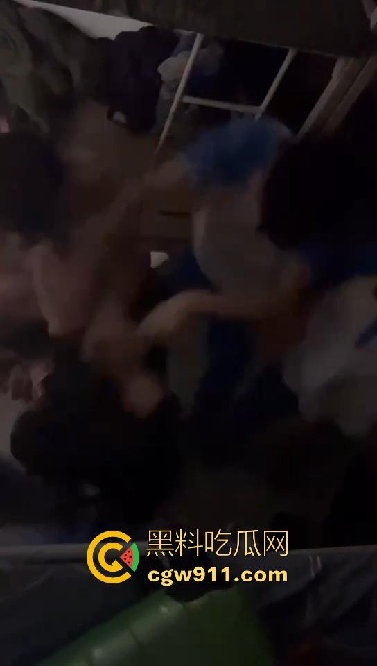 某职业学校宿舍爆发大型战斗,现场极其混乱,都是精神小伙拳拳到肉,感觉不到疼痛,堪称少林十八铜人! 第10张 某职业学校宿舍爆发大型战斗,现场极其混乱,都是精神小伙拳拳到肉,感觉不到疼痛,堪称少林十八铜人! 第10张