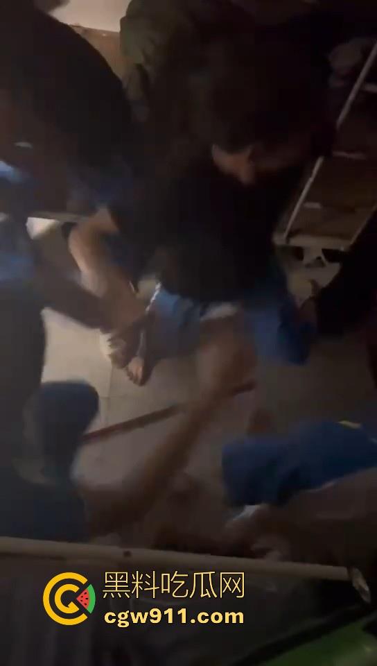 某职业学校宿舍爆发大型战斗,现场极其混乱,都是精神小伙拳拳到肉,感觉不到疼痛,堪称少林十八铜人! 第11张 某职业学校宿舍爆发大型战斗,现场极其混乱,都是精神小伙拳拳到肉,感觉不到疼痛,堪称少林十八铜人! 第11张