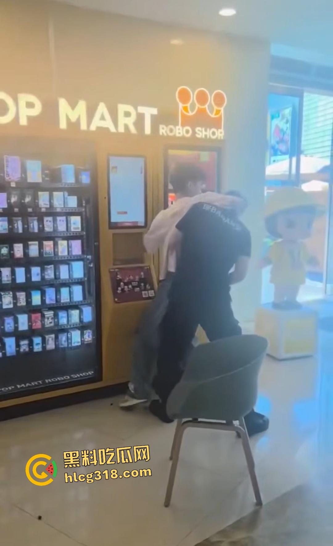 泡泡玛特抢购变脑残大乱斗!粉丝为盲盒挥拳打架,贩卖机前血拼火还有人拿锤子直接开箱! 第1张 泡泡玛特抢购变脑残大乱斗!粉丝为盲盒挥拳打架,贩卖机前血拼火还有人拿锤子直接开箱! 第1张