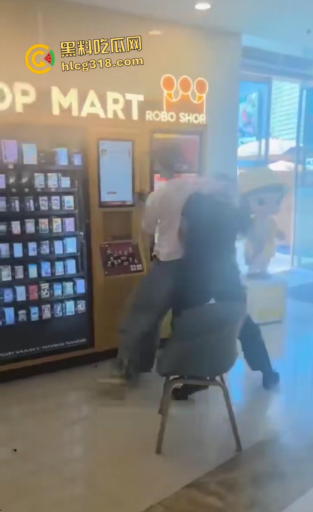 泡泡玛特抢购变脑残大乱斗!粉丝为盲盒挥拳打架,贩卖机前血拼火还有人拿锤子直接开箱! 第2张 泡泡玛特抢购变脑残大乱斗!粉丝为盲盒挥拳打架,贩卖机前血拼火还有人拿锤子直接开箱! 第2张