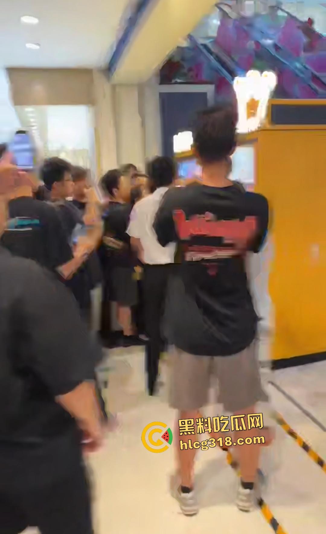 泡泡玛特抢购变脑残大乱斗!粉丝为盲盒挥拳打架,贩卖机前血拼火还有人拿锤子直接开箱! 第5张 泡泡玛特抢购变脑残大乱斗!粉丝为盲盒挥拳打架,贩卖机前血拼火还有人拿锤子直接开箱! 第5张