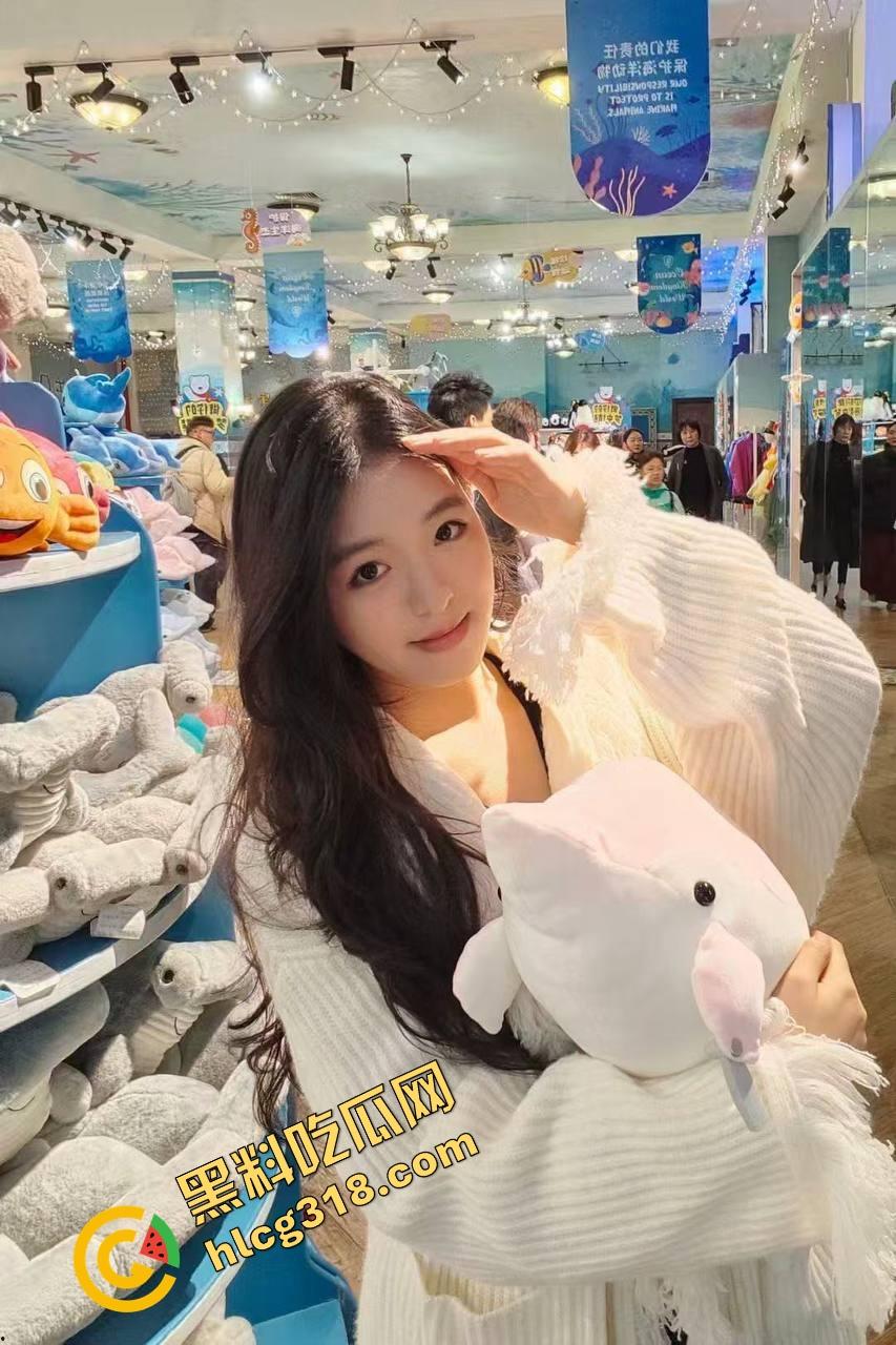 这胖子太懂玩车震了了，让少妇嘴咬内裤、自己舌头钻进去舔白虎逼，把少妇都被舔到腿发抖！  第1张