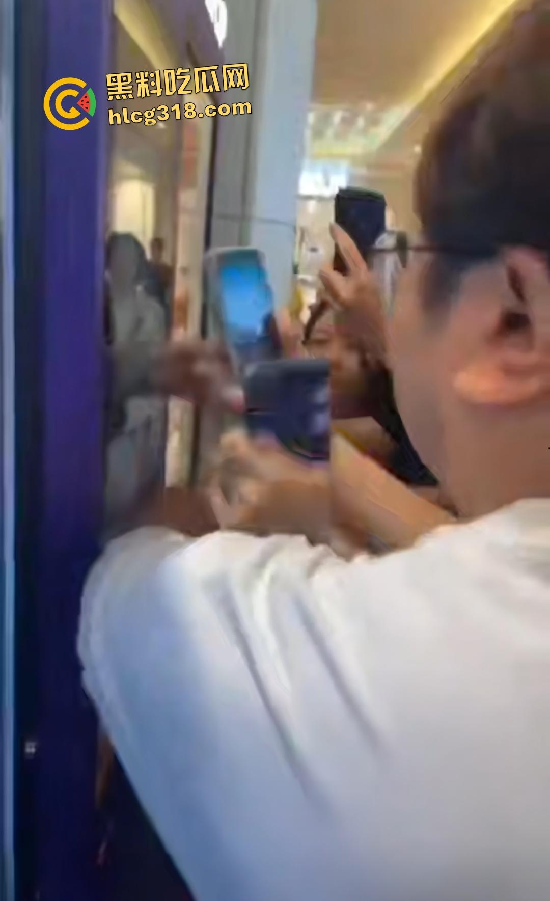 泡泡玛特抢购变脑残大乱斗!粉丝为盲盒挥拳打架,贩卖机前血拼火还有人拿锤子直接开箱! 第6张 泡泡玛特抢购变脑残大乱斗!粉丝为盲盒挥拳打架,贩卖机前血拼火还有人拿锤子直接开箱! 第6张