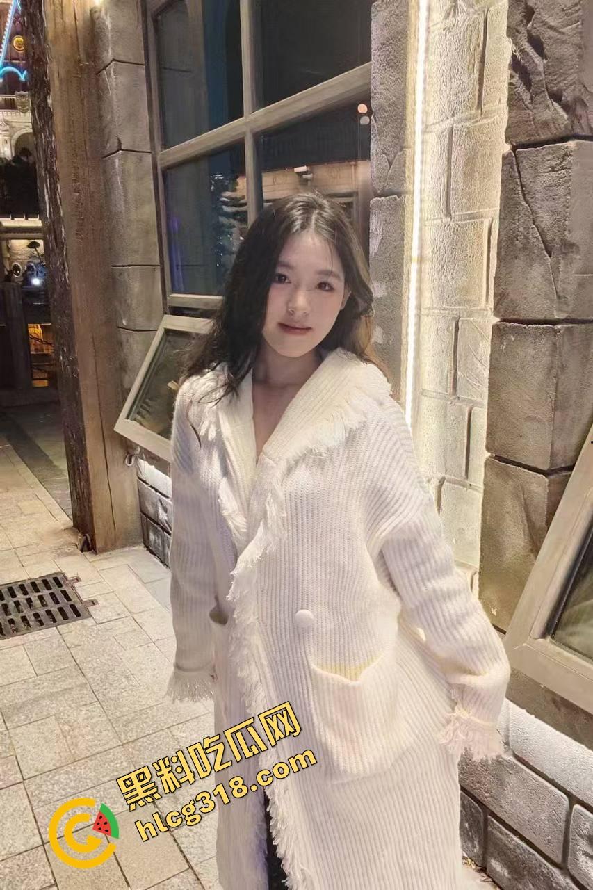 这胖子太懂玩车震了了，让少妇嘴咬内裤、自己舌头钻进去舔白虎逼，把少妇都被舔到腿发抖！  第2张