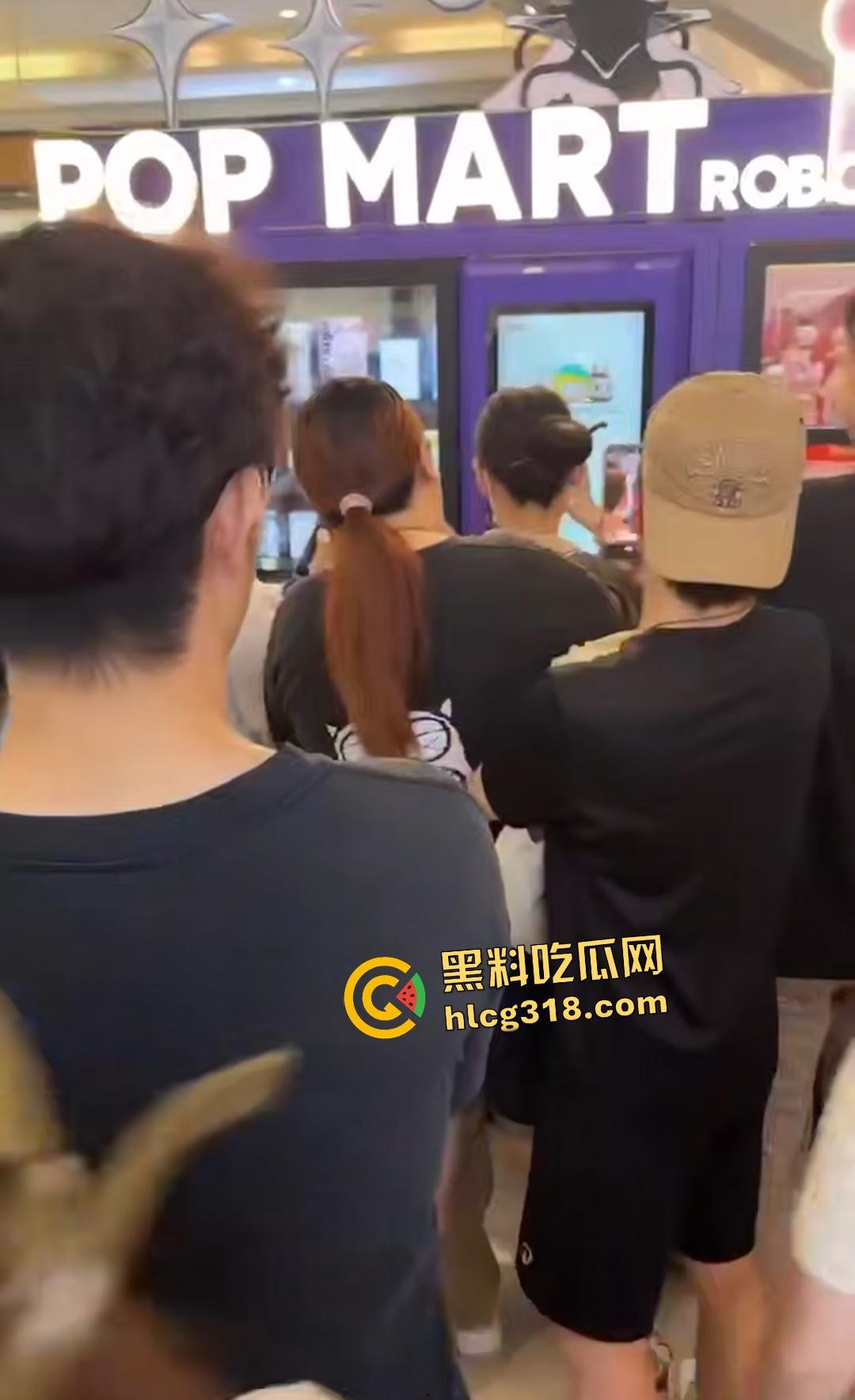 泡泡玛特抢购变脑残大乱斗!粉丝为盲盒挥拳打架,贩卖机前血拼火还有人拿锤子直接开箱! 第7张 泡泡玛特抢购变脑残大乱斗!粉丝为盲盒挥拳打架,贩卖机前血拼火还有人拿锤子直接开箱! 第7张