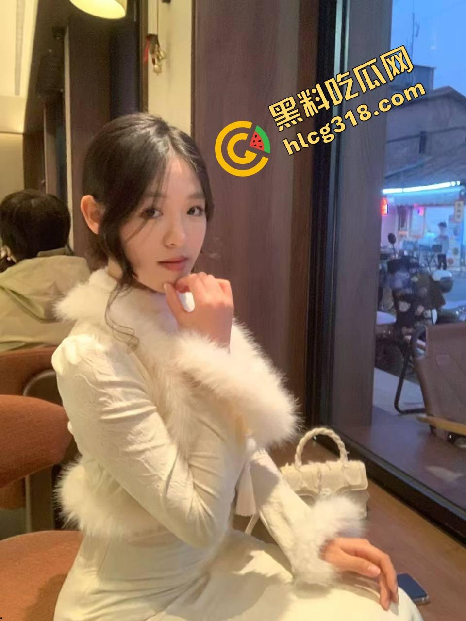 这胖子太懂玩车震了了，让少妇嘴咬内裤、自己舌头钻进去舔白虎逼，把少妇都被舔到腿发抖！  第3张