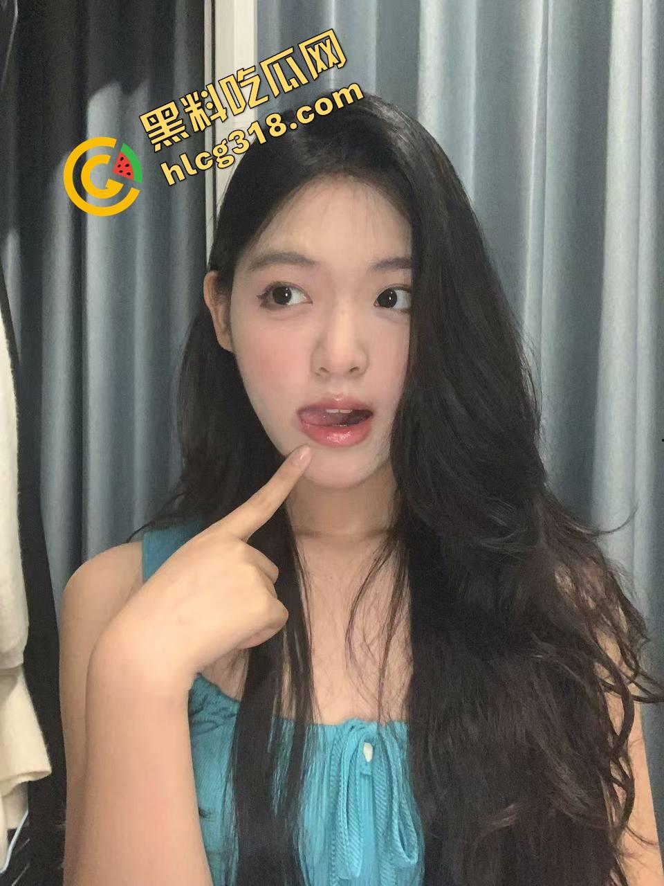 这胖子太懂玩车震了了，让少妇嘴咬内裤、自己舌头钻进去舔白虎逼，把少妇都被舔到腿发抖！  第4张