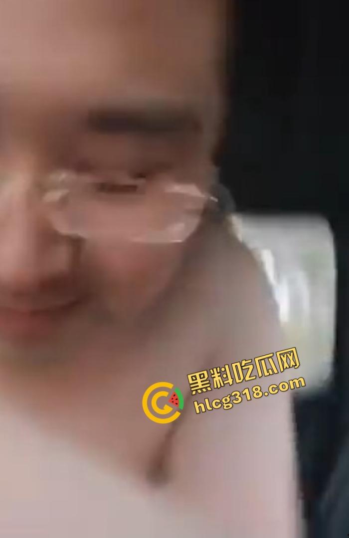 这胖子太懂玩车震了了，让少妇嘴咬内裤、自己舌头钻进去舔白虎逼，把少妇都被舔到腿发抖！  第6张