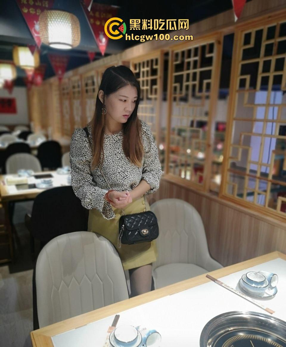 济宁露脸黑丝骚逼人妻，背着老公淫趴开局，KTV换黑丝开干一路到酒店，被四男轮到逼都肿了也不怕老公发现？  第1张