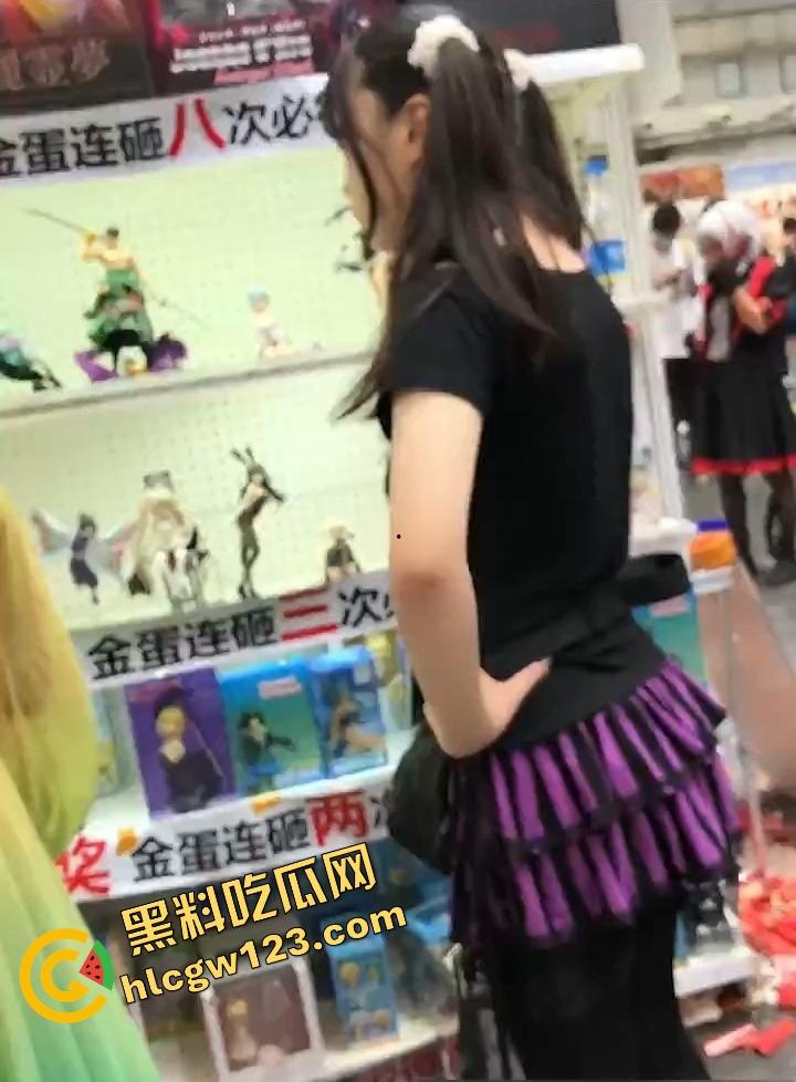 漫展三天最大骚货出现了，coser【林晚晚】兼职萝莉一身黑丝网袜，裙底真空走全场！  第1张