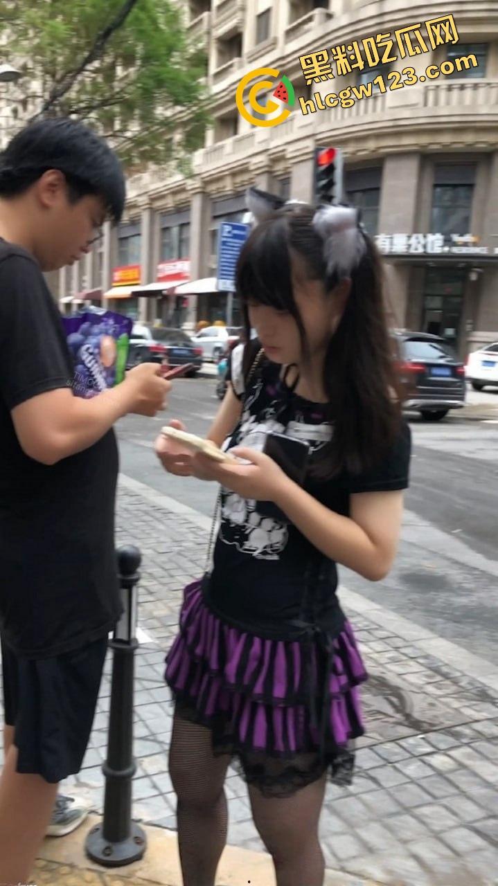 漫展三天最大骚货出现了，coser【林晚晚】兼职萝莉一身黑丝网袜，裙底真空走全场！  第5张