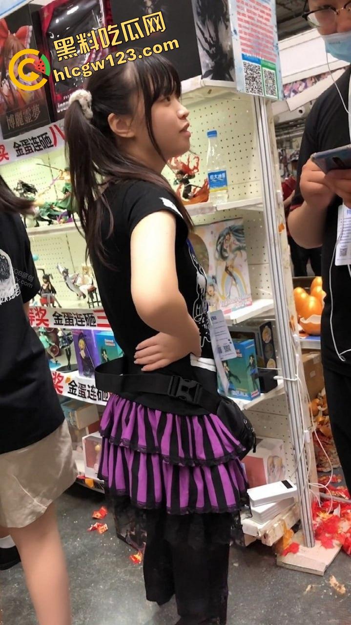 漫展三天最大骚货出现了，coser【林晚晚】兼职萝莉一身黑丝网袜，裙底真空走全场！  第6张
