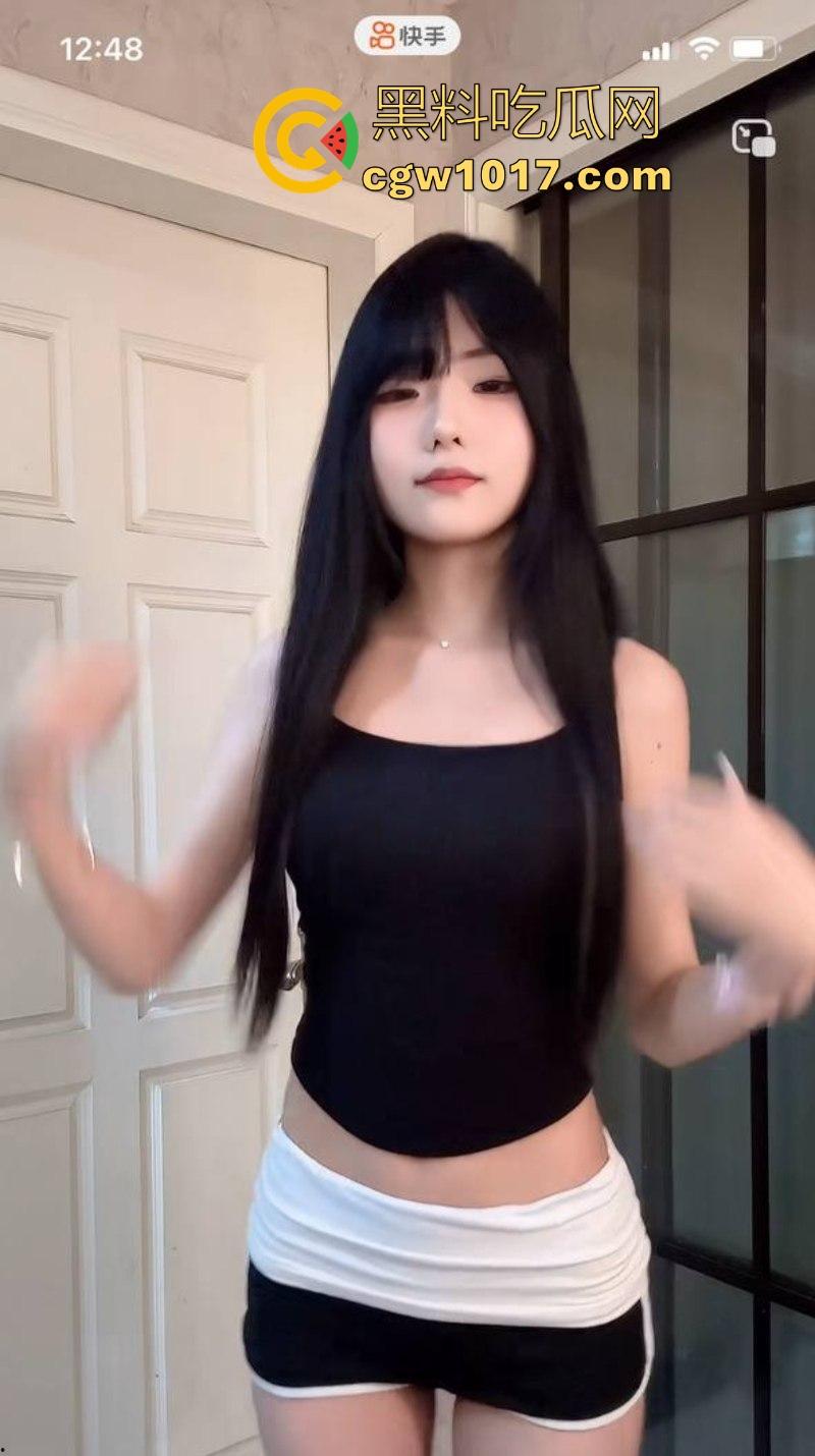 快手可爱网红【酱酱】榜一福利私拍流出，重金下的骚逼模样，吊带白丝紧裹美腿，扭腰摆臀骚舞，很诱惑！  第6张