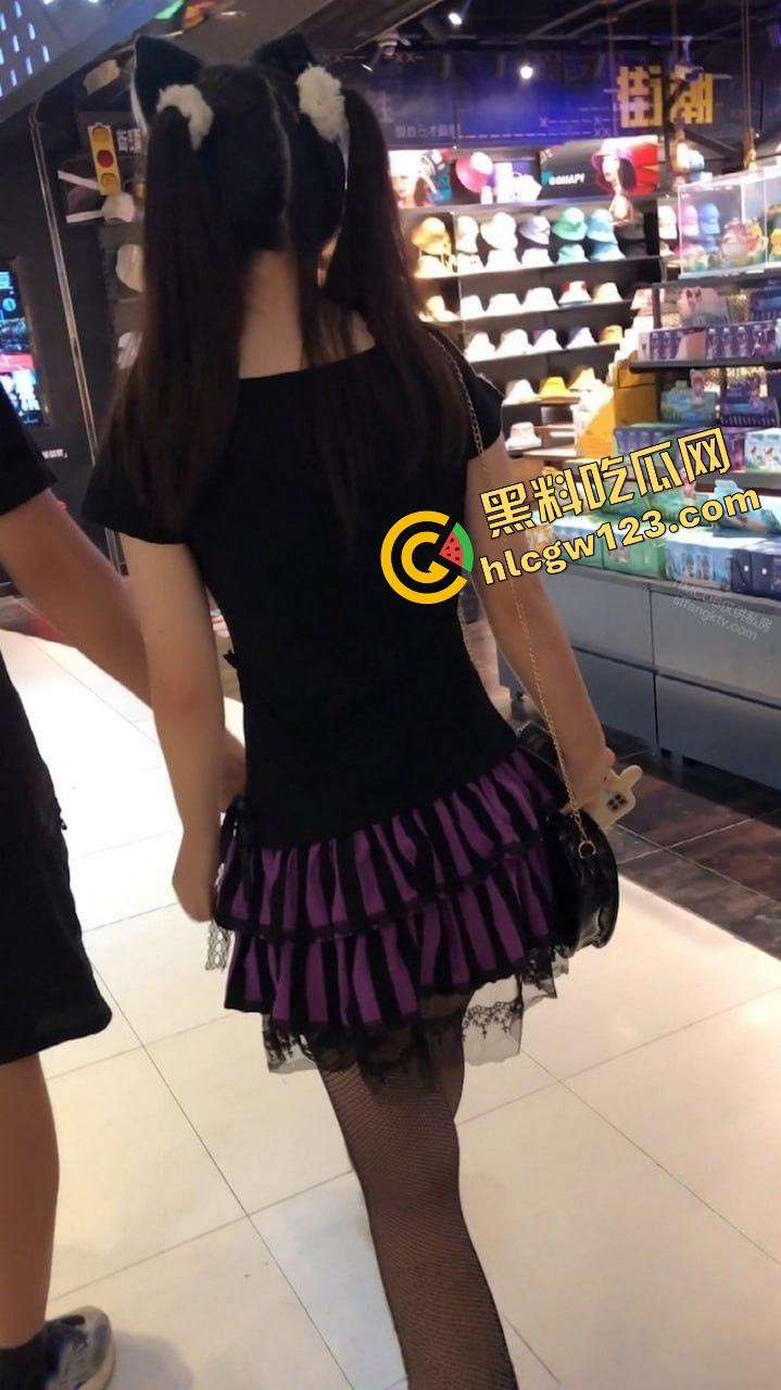 漫展三天最大骚货出现了，coser【林晚晚】兼职萝莉一身黑丝网袜，裙底真空走全场！  第7张