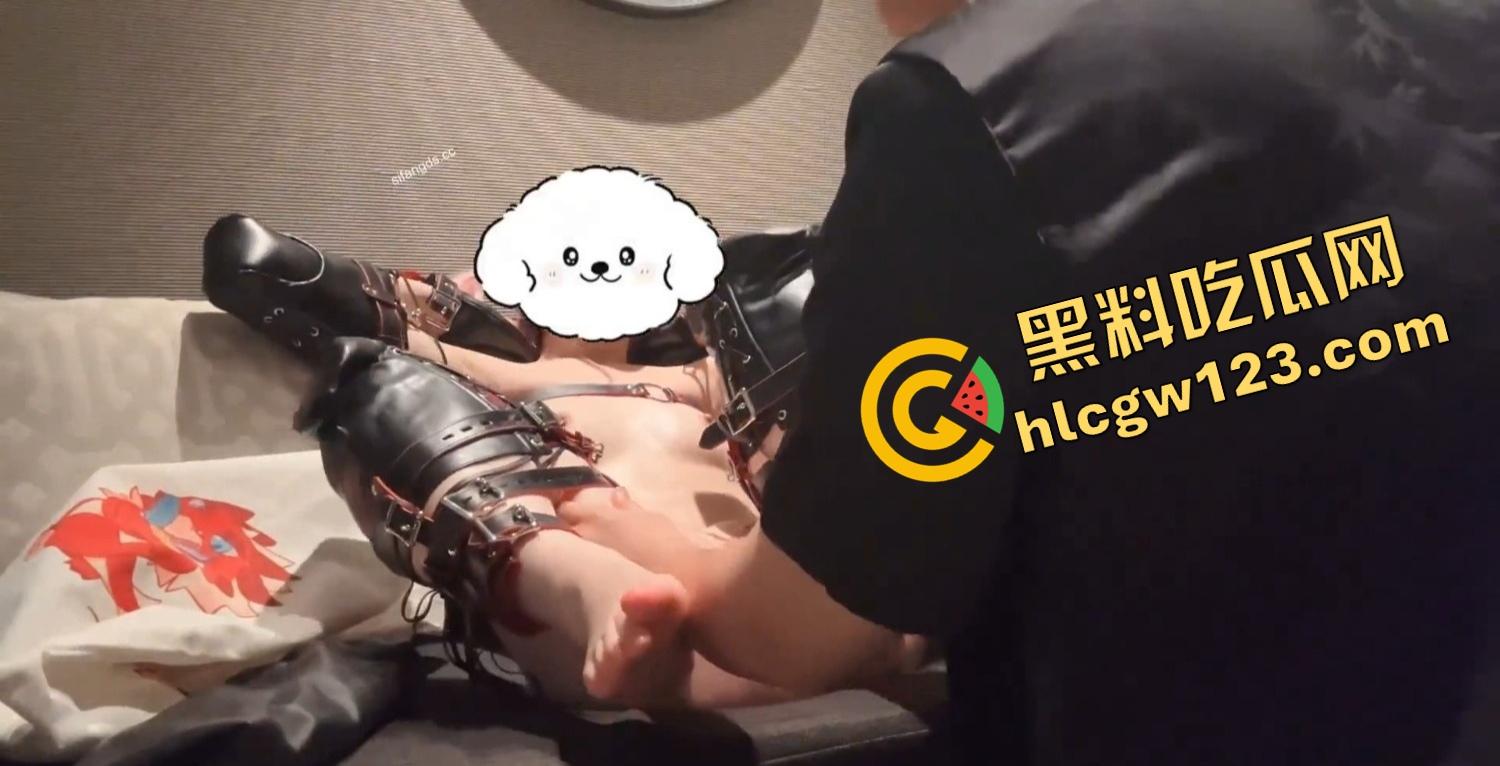 当馒头脸白虎逼撞上阿黑颜，骚得流油，就是不知道是真白虎还是剃过的，别等插进去才发现刺鸡巴！  第13张