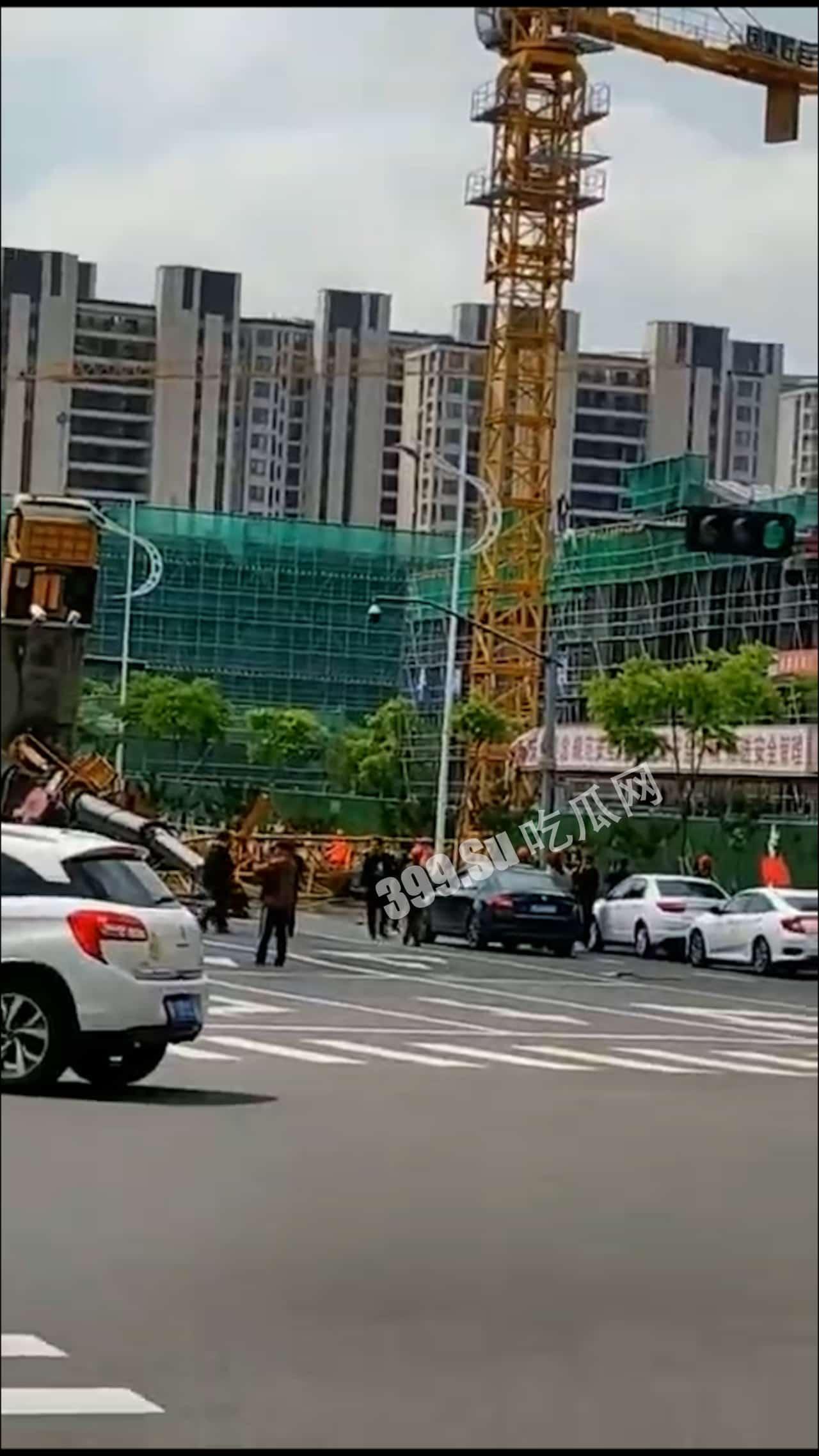 5月8日早上，浙江嘉兴，平湖万家花城这里，疑似吊车倾翻，砸到红色轿车，现场有人受伤严重  第1张