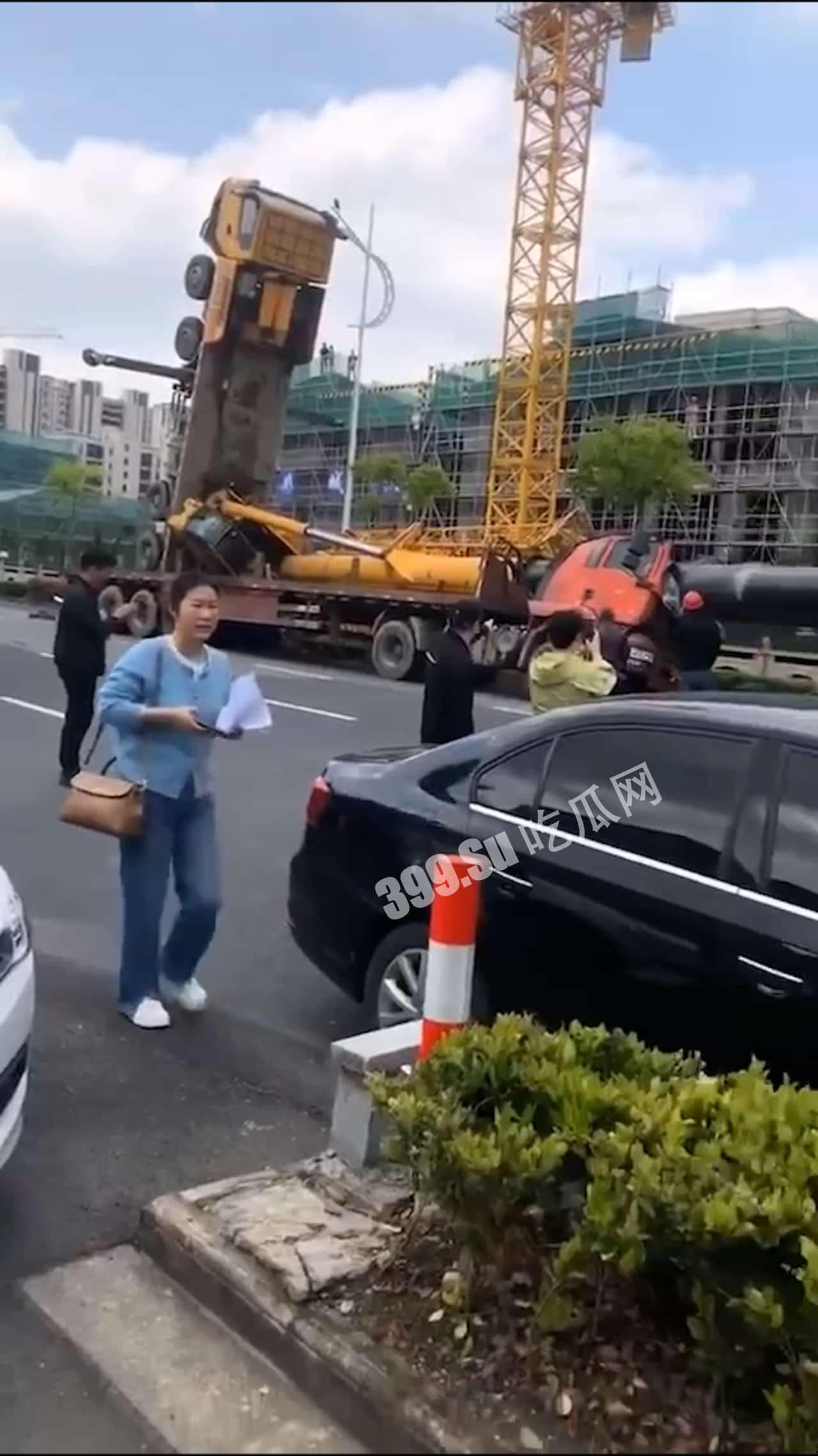 5月8日早上，浙江嘉兴，平湖万家花城这里，疑似吊车倾翻，砸到红色轿车，现场有人受伤严重  第2张