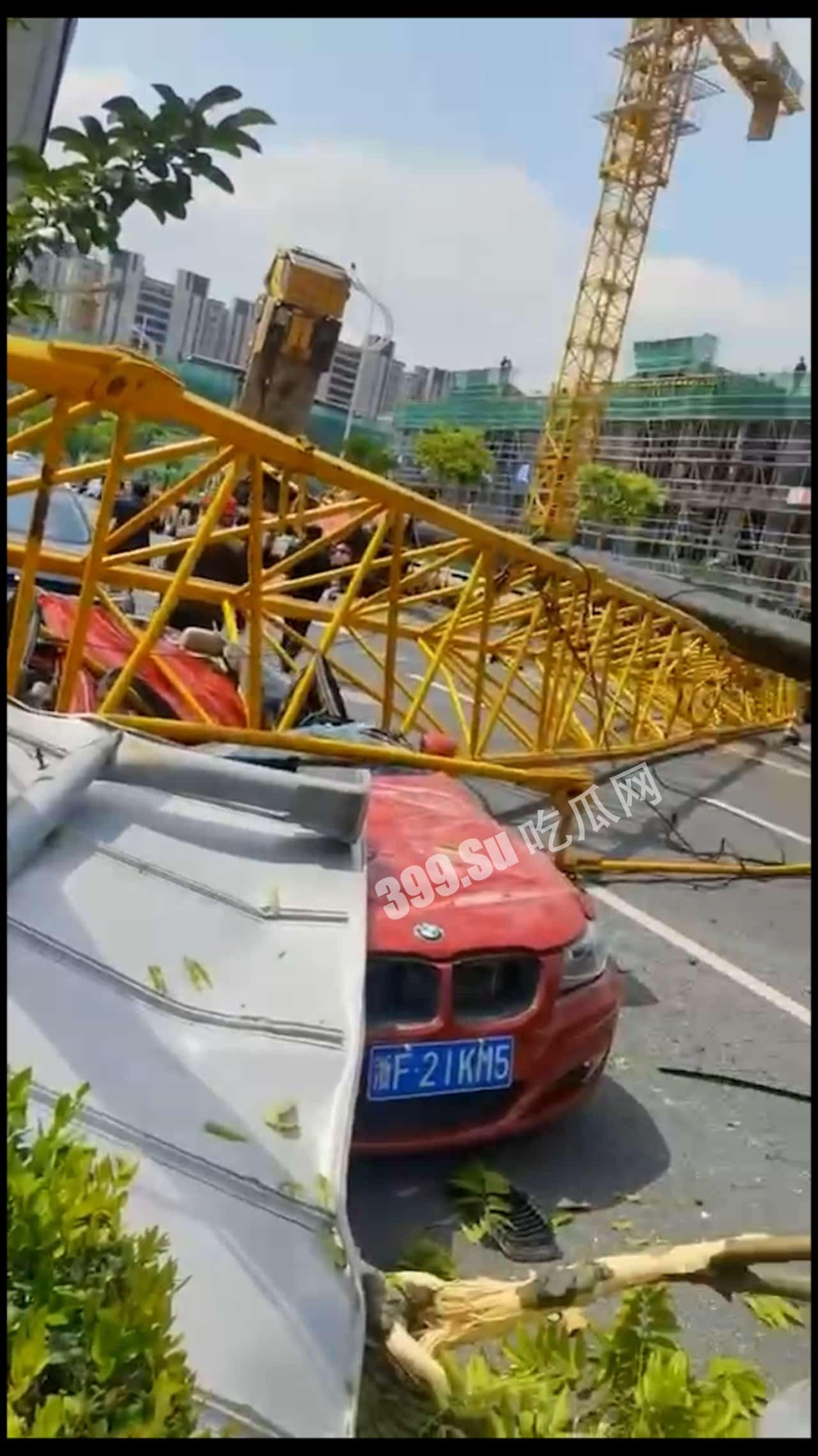 5月8日早上，浙江嘉兴，平湖万家花城这里，疑似吊车倾翻，砸到红色轿车，现场有人受伤严重  第3张